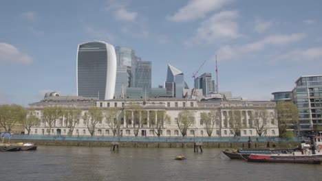 Blick-Vom-Boot-Auf-Die-Themse-Mit-Gebäuden-Auf-Die-Finanzielle-Skyline-Der-Stadt-London-4